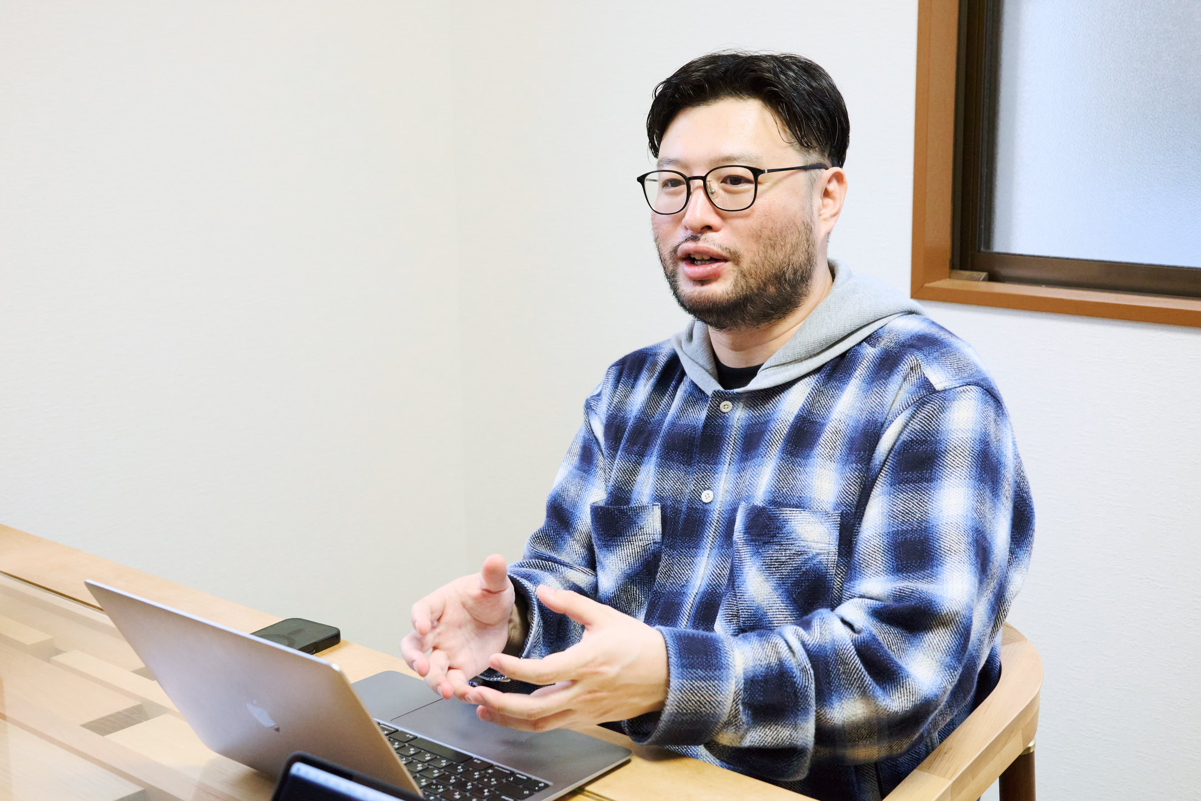 インタビューに応える粟田氏