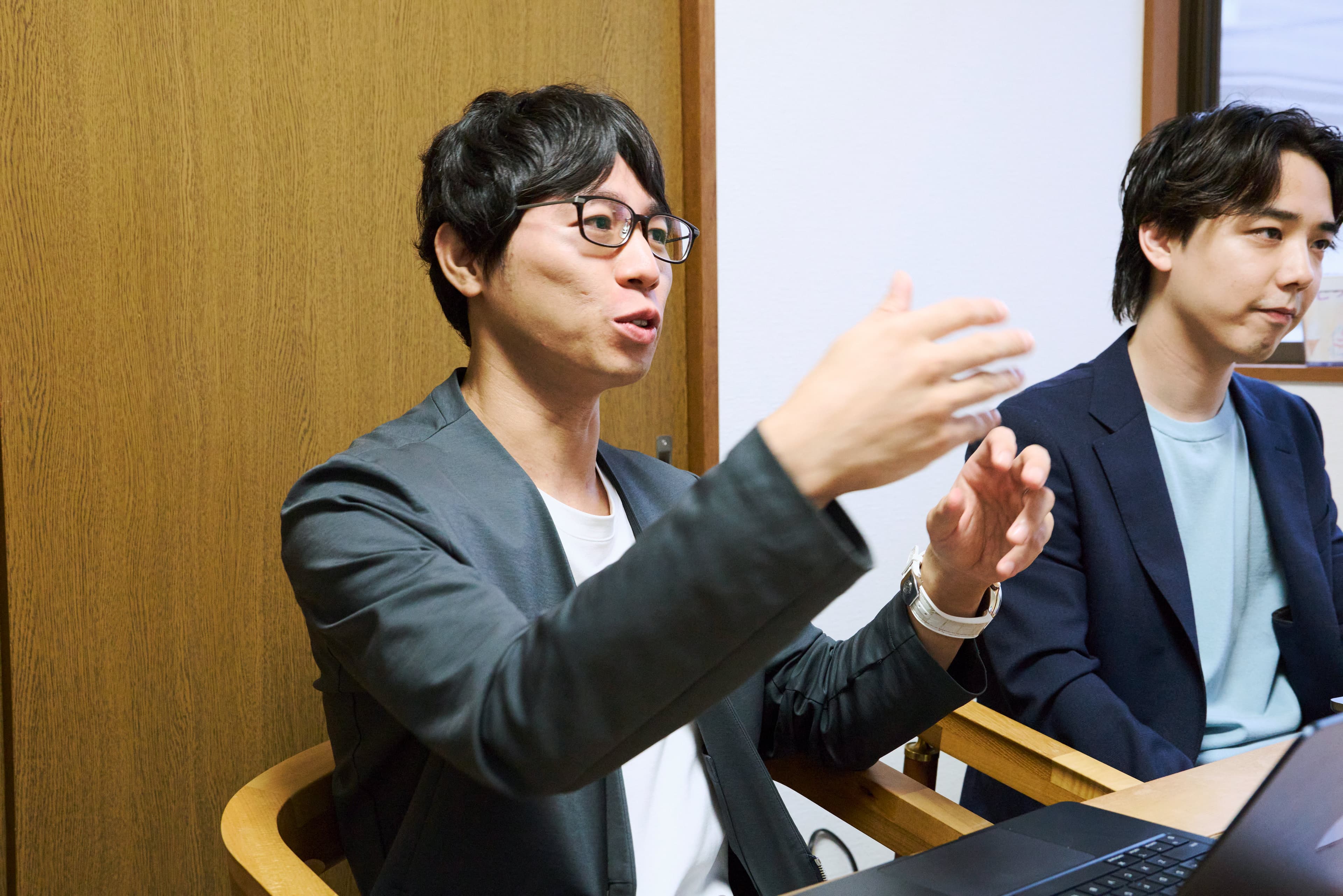オフィスで語る粟田氏